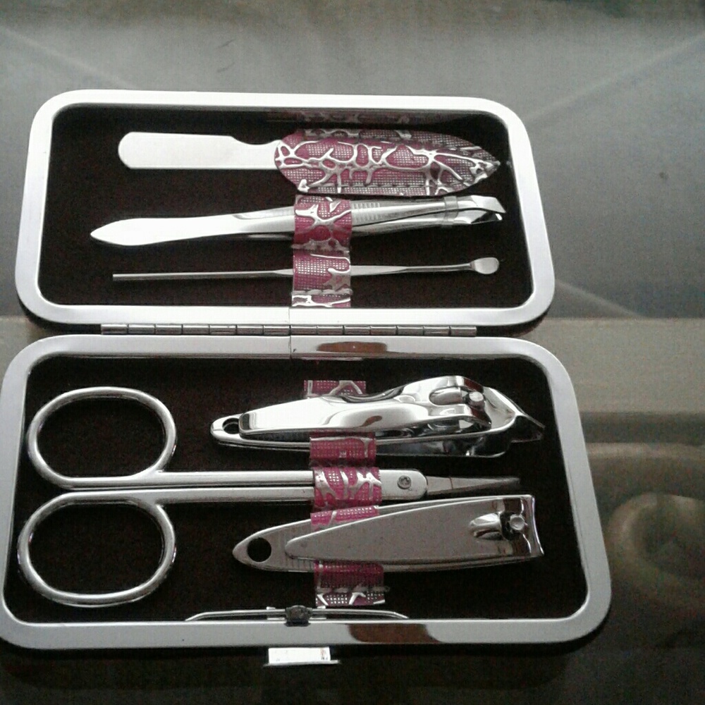 Manicure Kit - Picture 2 of 7